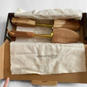 Kenneth Cole Shoe Tree red cedar size Medium  8W/10 M